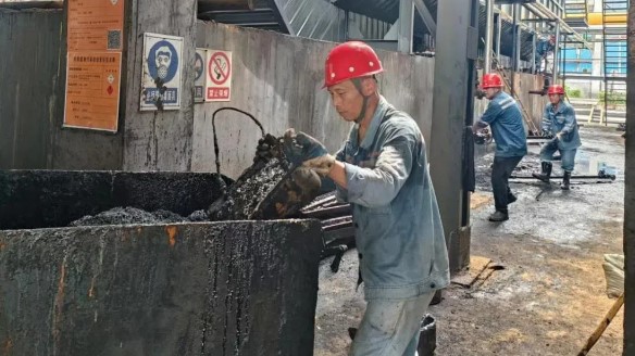 匯源煤氣化產車間全力清理機械槽 匯源煤氣化產車間全力清理機械槽